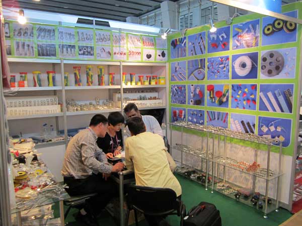 Discussing With Customer In Canton Fair