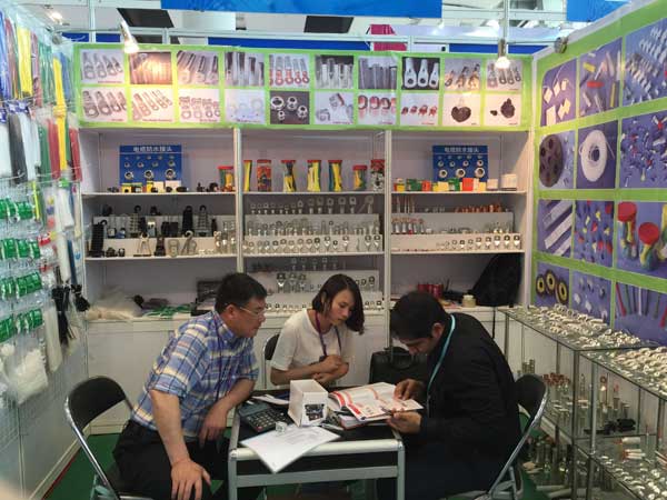 Introduce products to cutomer in Canton Fair